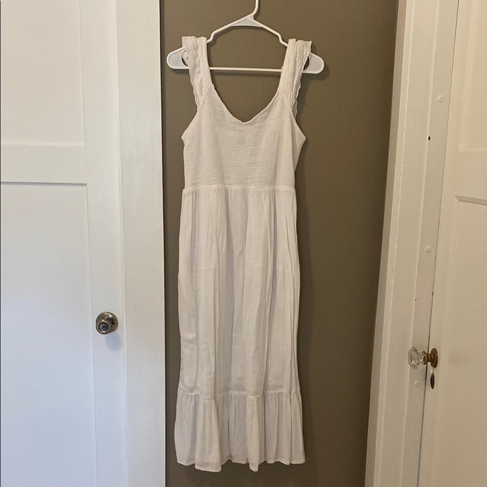 Elegant White Sleeveless Dress